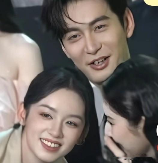 王玉雯和周也太逗了！她们隔着中间的陈星旭，居然把高端大气的晚会现场当成了空气。