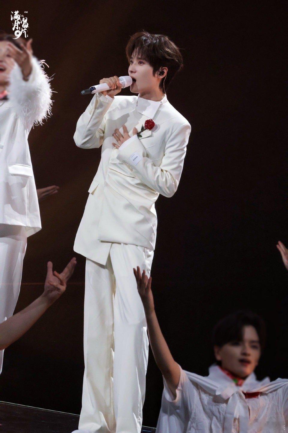 井胧终于唱大东北是我的家乡了 终于等到井胧唱这首歌了，他的声音里自带敞亮的热乎劲