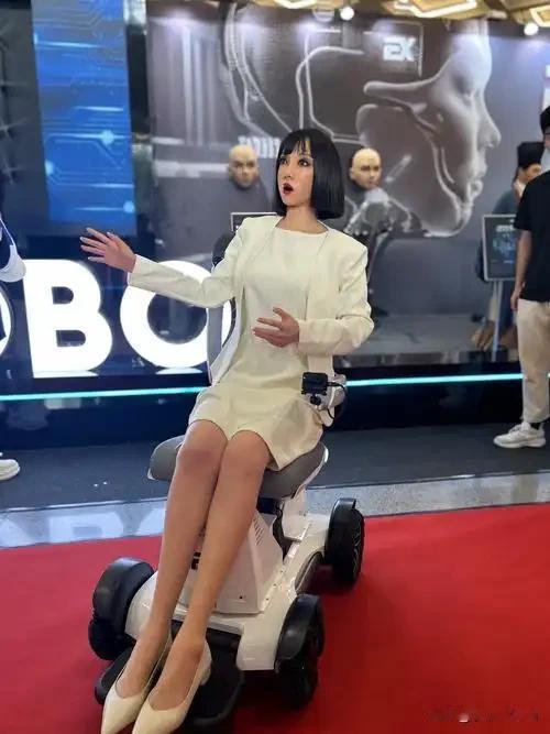 人形机器人能照顾老人和孩子吗人形机器人可成为老人与孩子的辅助看护帮手，却无法完全