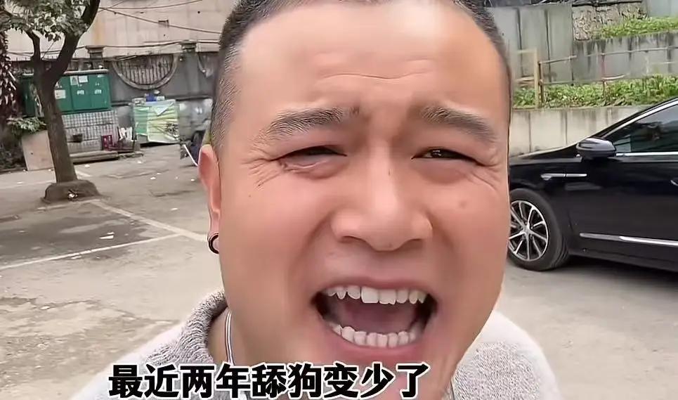 《相亲局里的“清醒药”》

听闻成都相亲市场男女比例竟达一比四十三，此等奇观，真