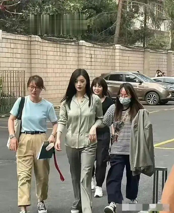 蒋欣这身材，才是正常的吧？和路人走一起，大家身材一样健康又匀称，不会像很多女星一