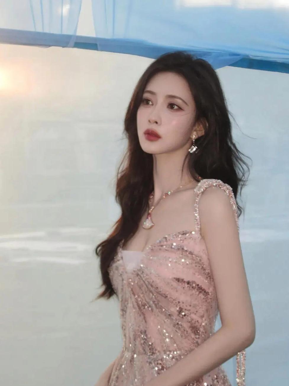 孟子义晒工作碎片，瞧瞧这又瘦又有料的身材，这谁能顶得住！