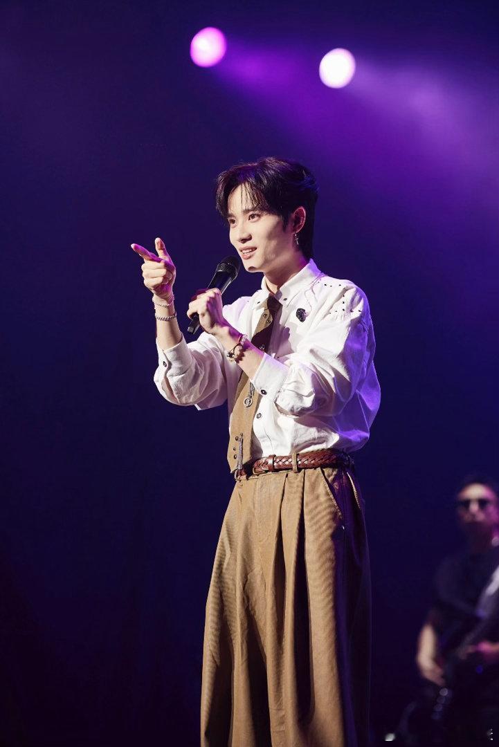 井胧家里有张杰的专辑应援棒和周边国粤无双热爱永远不分边界🎶井胧用心收藏张杰专辑