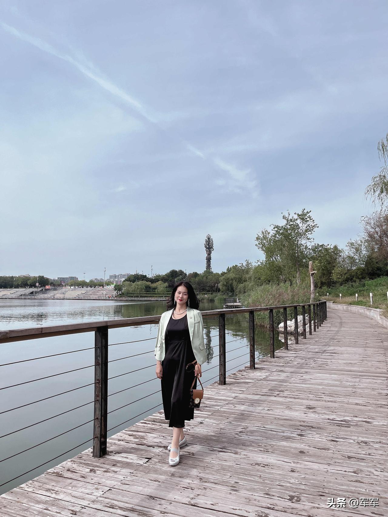 我53岁了，退休3年了。

虽然不上班了，我也是每天起床洗漱以后第一件事就是化妆