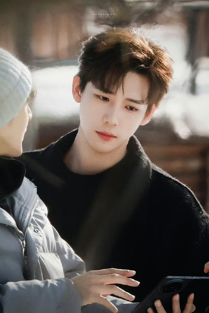 谁能拒绝这个王安宇王安宇深情眼神王安宇深情眼神，谁能拒绝这个王安宇，谁懂穿着大衣