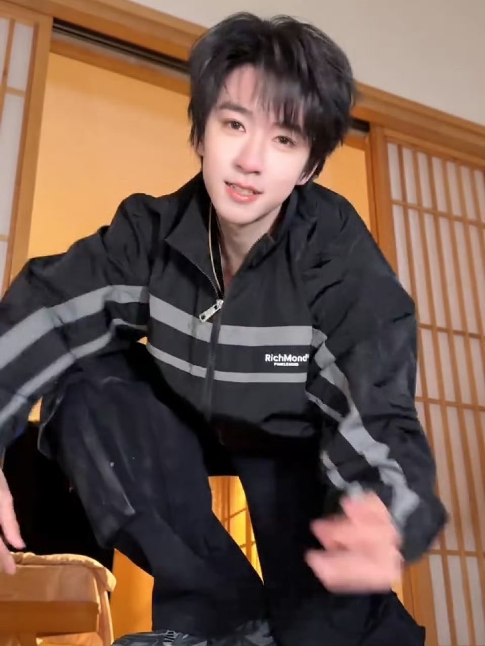 贺峻霖好紧致的脸蛋好帅啊！看得我好爽啊 贺峻霖 这是一个梗 