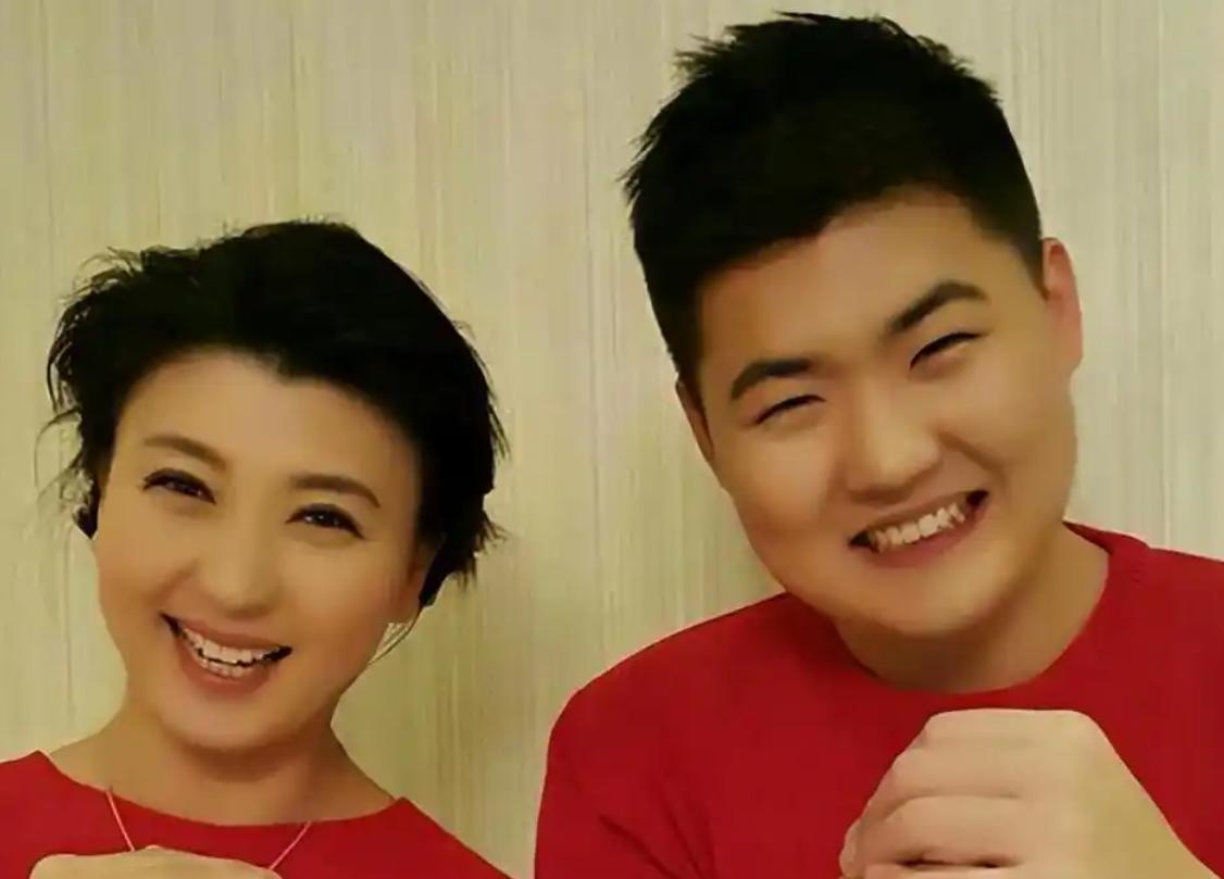 按照闫学晶的消费水准，就知道她的家底儿是我们常人所无法想象的。
 
哪怕今后一家