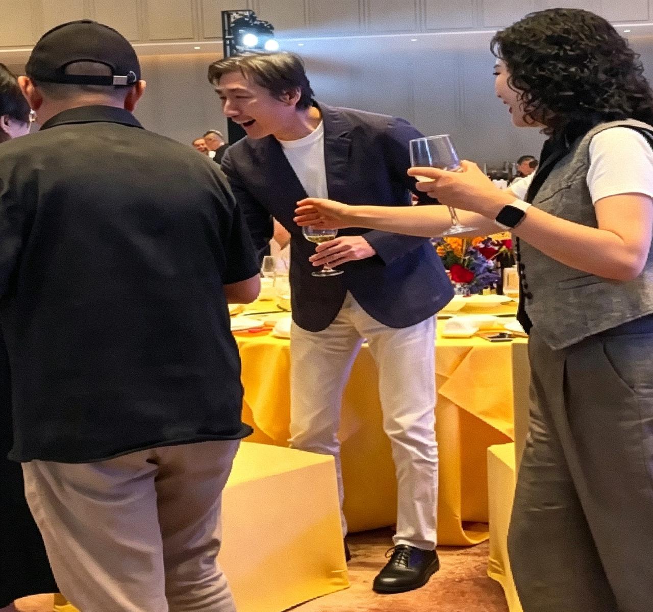 刷到张子健聚会这图，直接被逗乐了。私下里他穿得挺随意，端着酒杯跟老友笑到张大嘴，