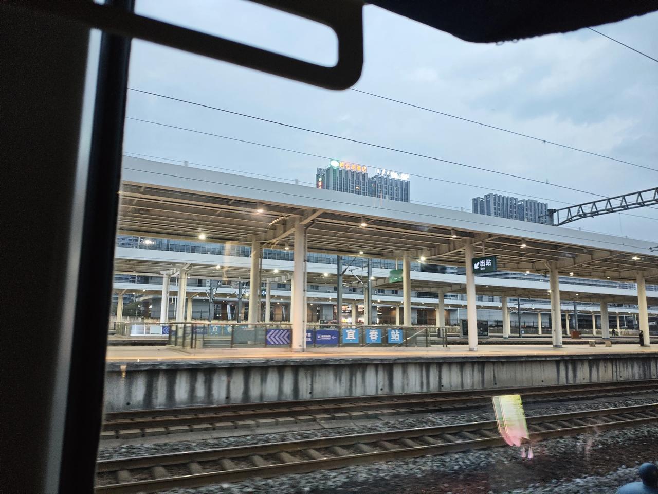 每次坐长途火车之后都累得不行，没有三五天恢复不过来。这次一个人带两个小孩，虽然是