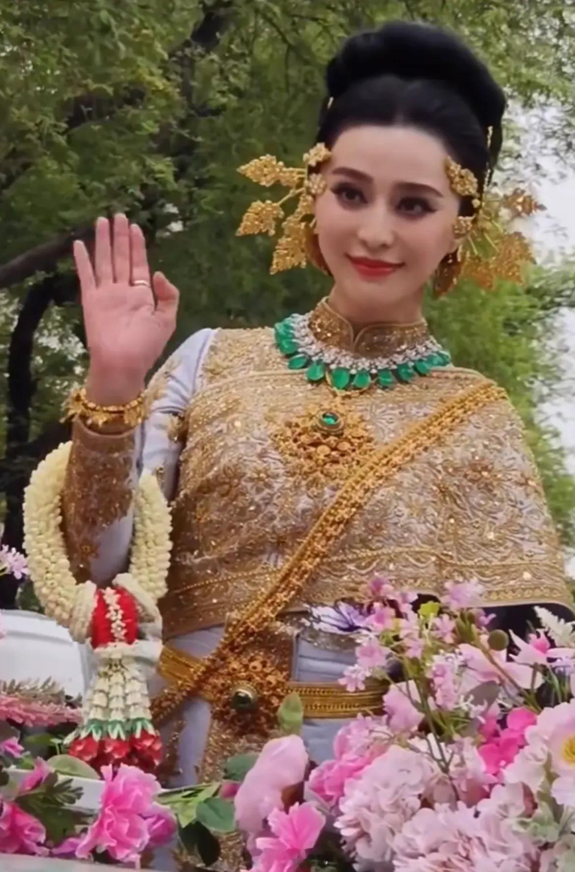 范冰冰亮相泰国泼水节，真的是美神降临[送花花] ​​​