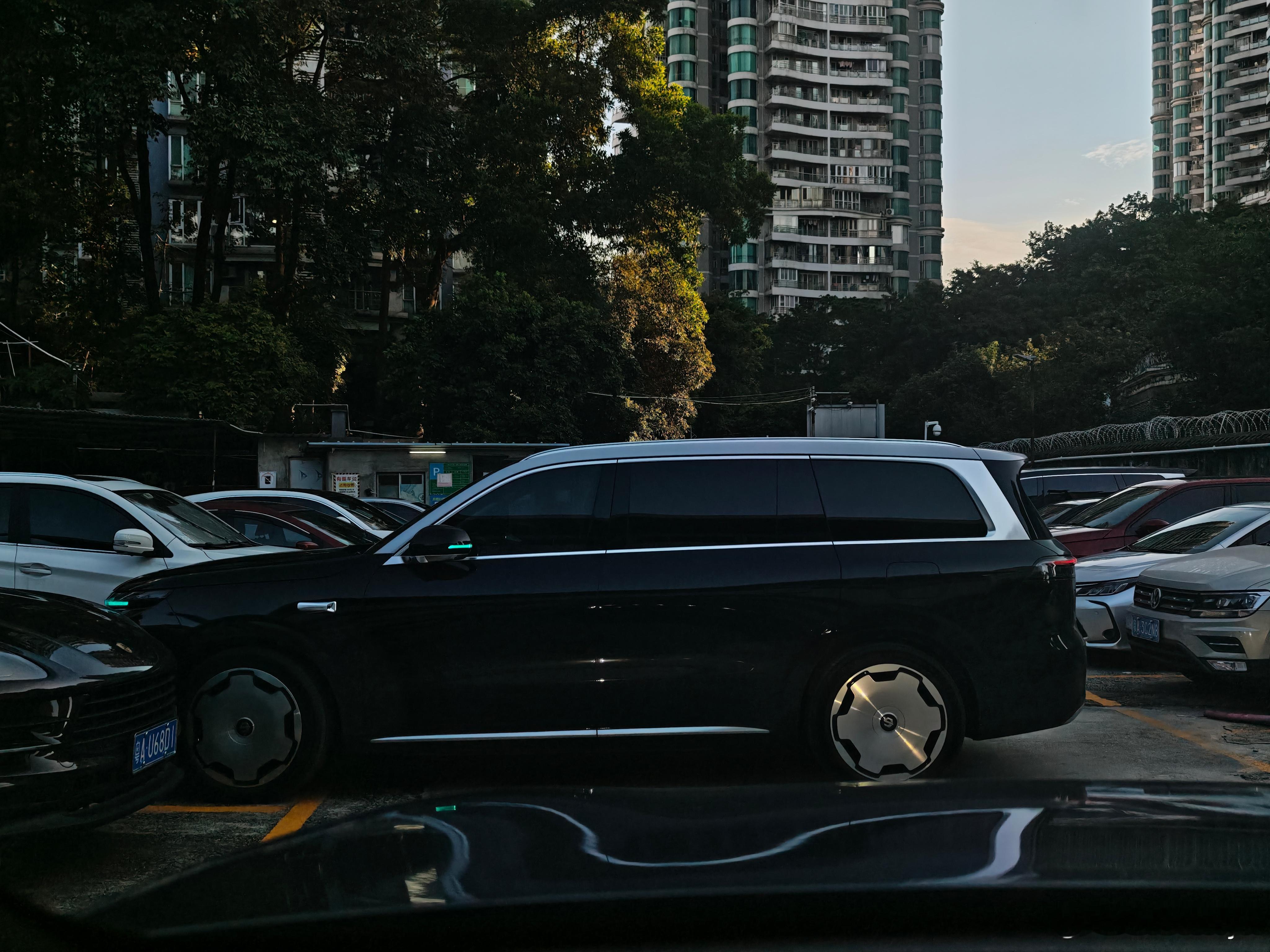 最近在上班路上总是能看到很多零跑D19的身影基本看到在路上的大家都开着小蓝灯以至