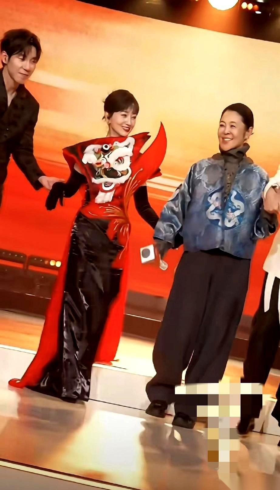 我死活不敢信，那个在台上跟着音乐扭着腰的，是倪萍。
真的，我记忆里她还停留在前几