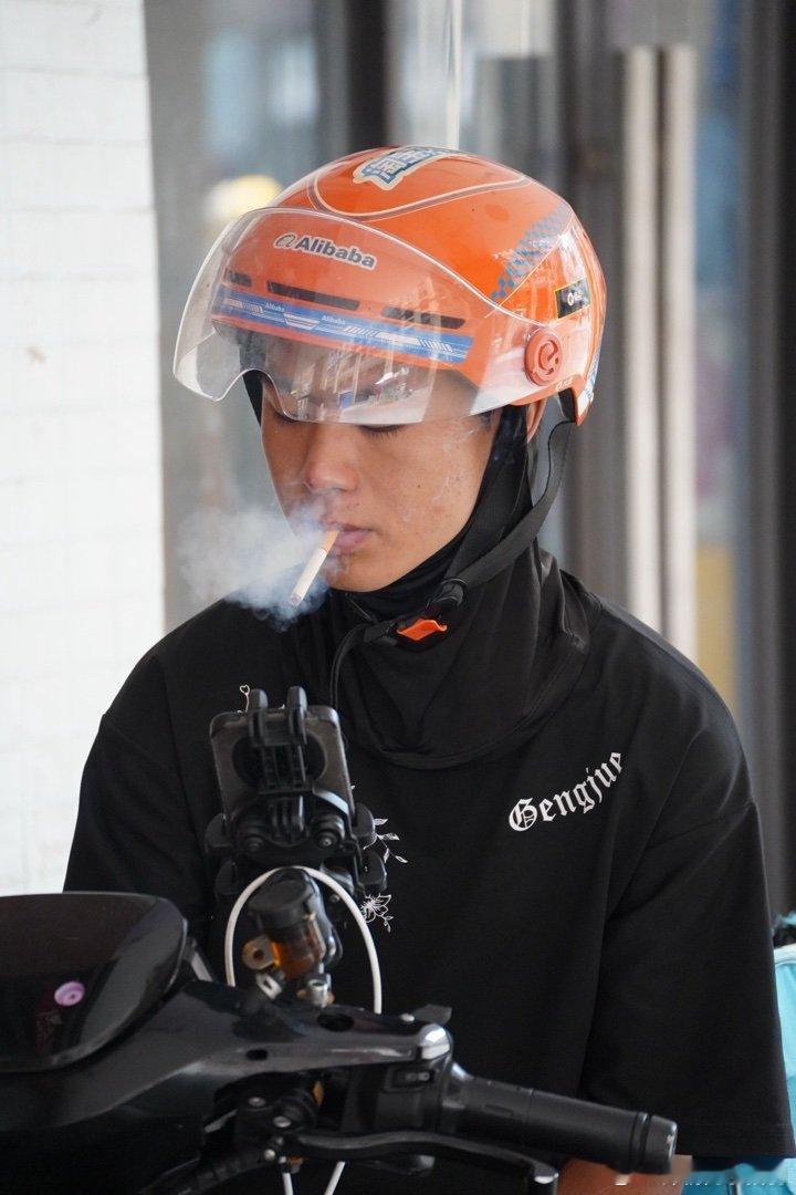 小哥点烟、夹烟的动作还蛮有电影感的 