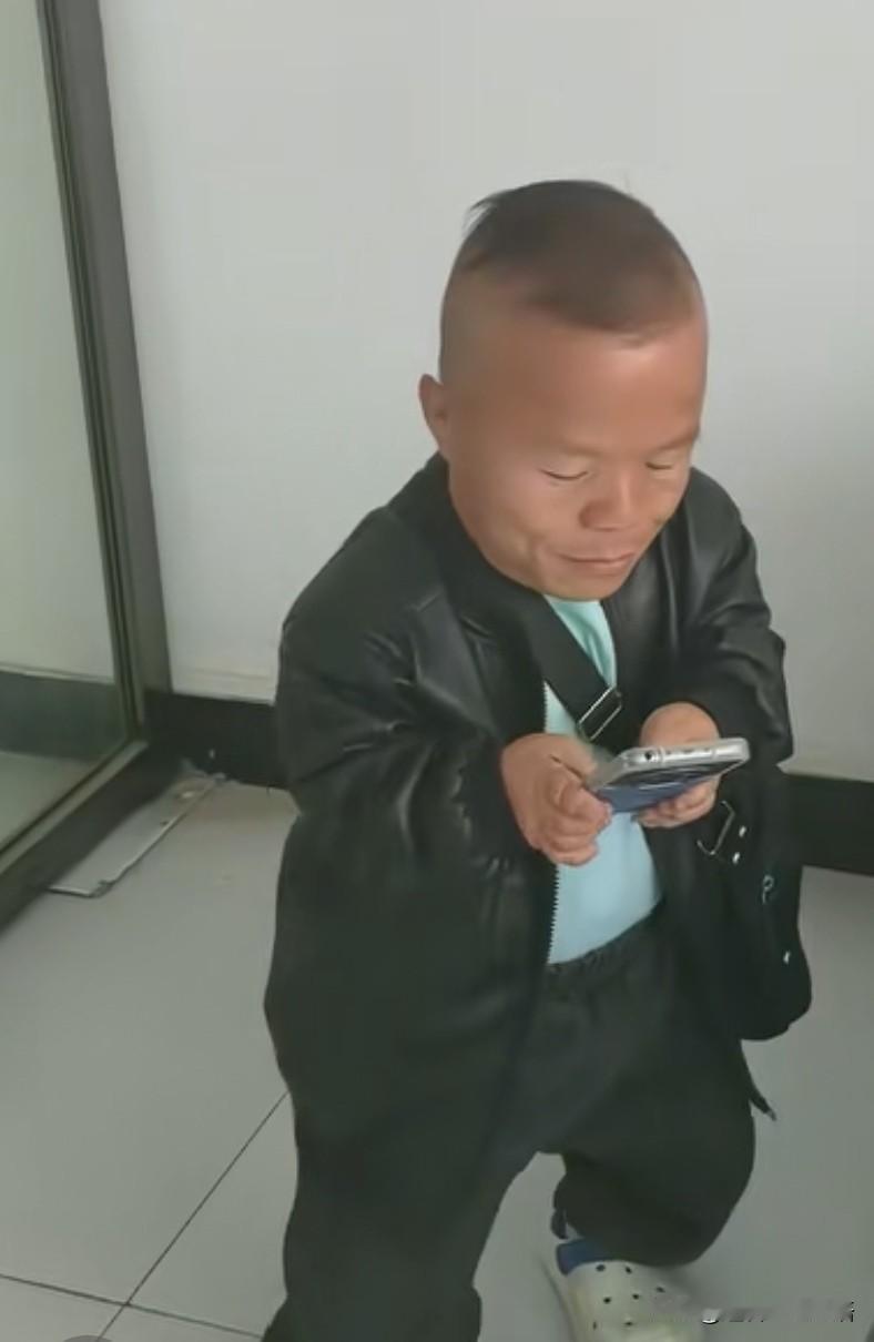 这两位大家应该都不陌生吧。左边的是浙江小矮人，他具体叫什么名字，未透露，他身高8