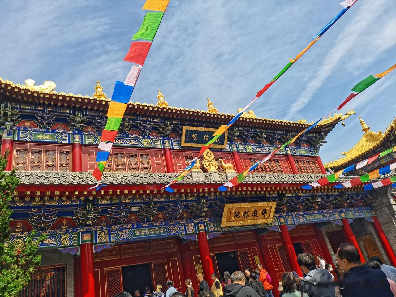 国庆自驾来到西安广仁寺游玩，一连看到三块讲解展板，分别解释什么是佛、什么是佛教、