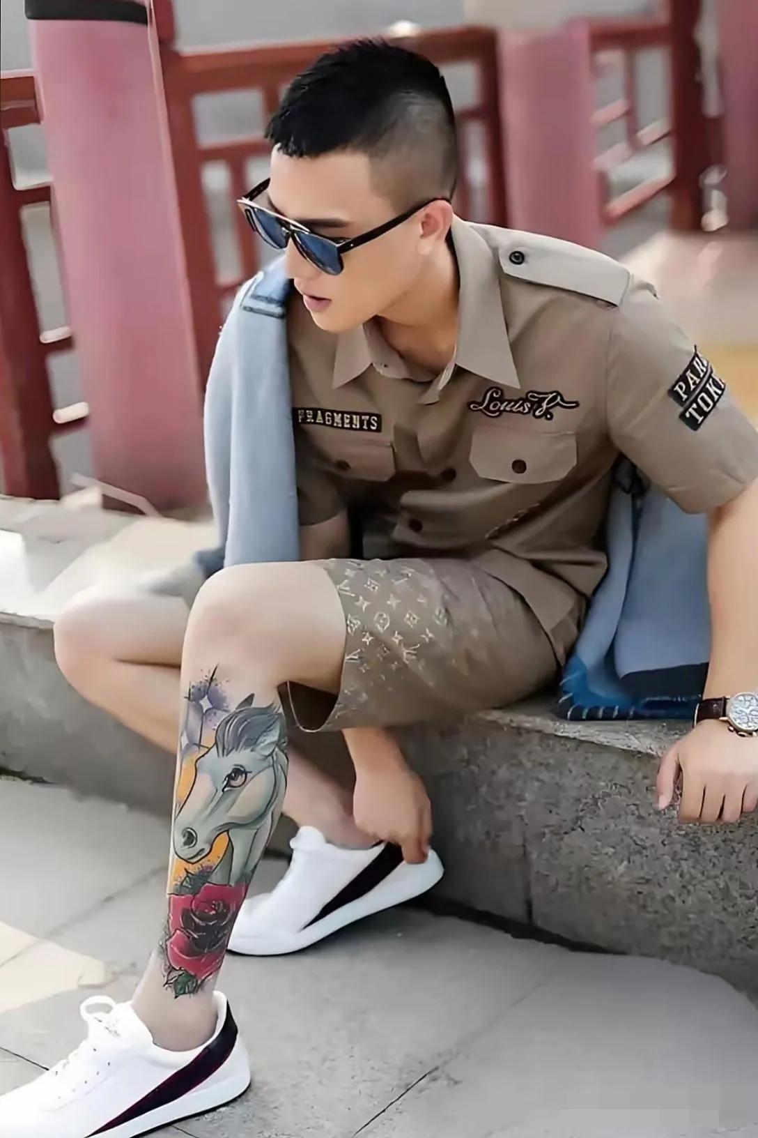 哇哦，帅气的欧豪这纹身也太酷了：左腿骏马飞驰，鲜花绽放，星光闪烁，右腿字体豪迈，