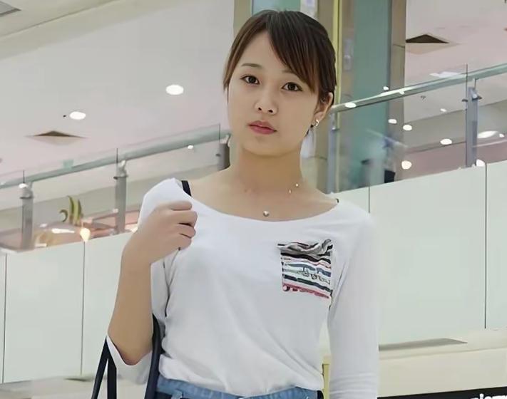 李连杰为长女李思准备的婚车引发关注，这辆价值30万元的华为智界R7纯电车，让品牌
