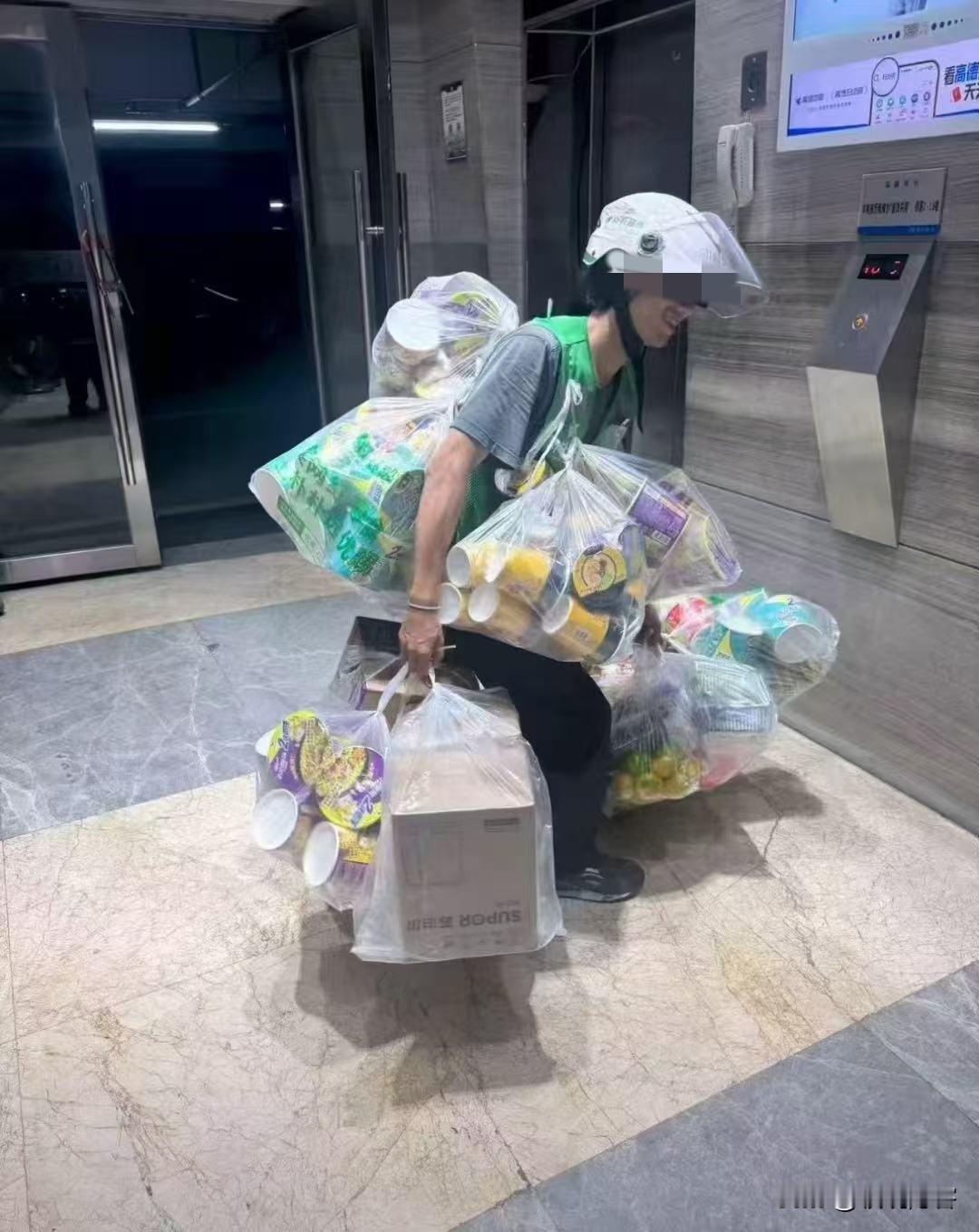 “桦加沙”的到来，
让忙碌的人们被迫按下工作的暂停键，终于喘了口气，竟是因为这次