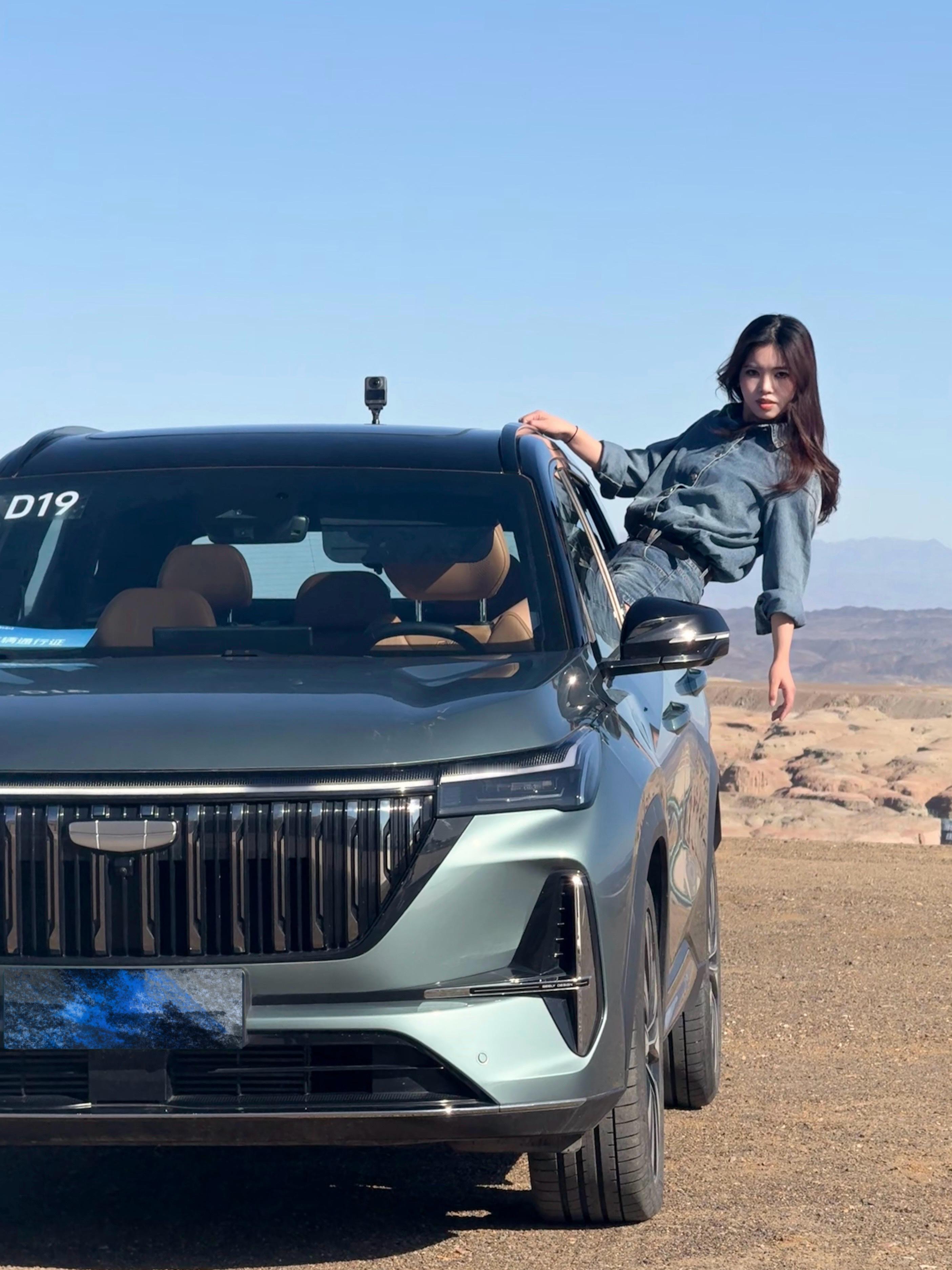 人在新疆 除了有点冷其他没啥感觉阳光特别好 开着博越L去了胡杨林难得开油车 开的