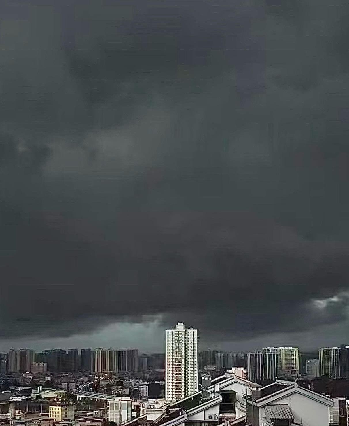 来了来了。南宁牛马雨又来了。

西乡塘这边，下午2点半出门去上班，没到1分钟就开