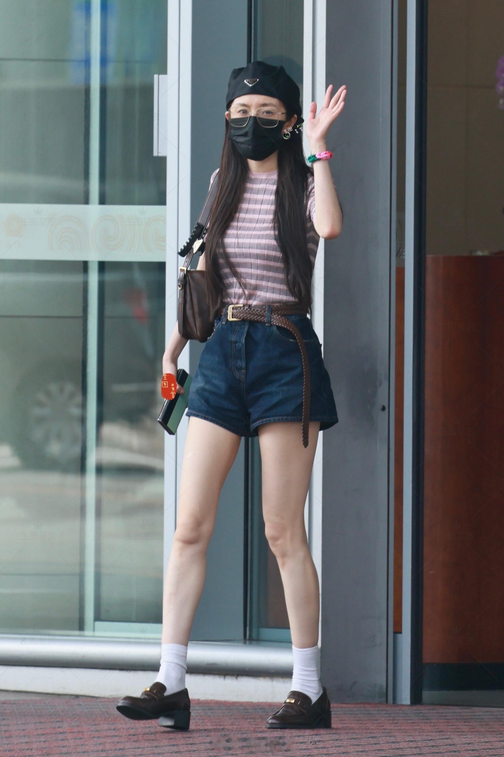 杨幂辣妹回归杨幂今日份私服穿搭完全是青春辣妹来的 
