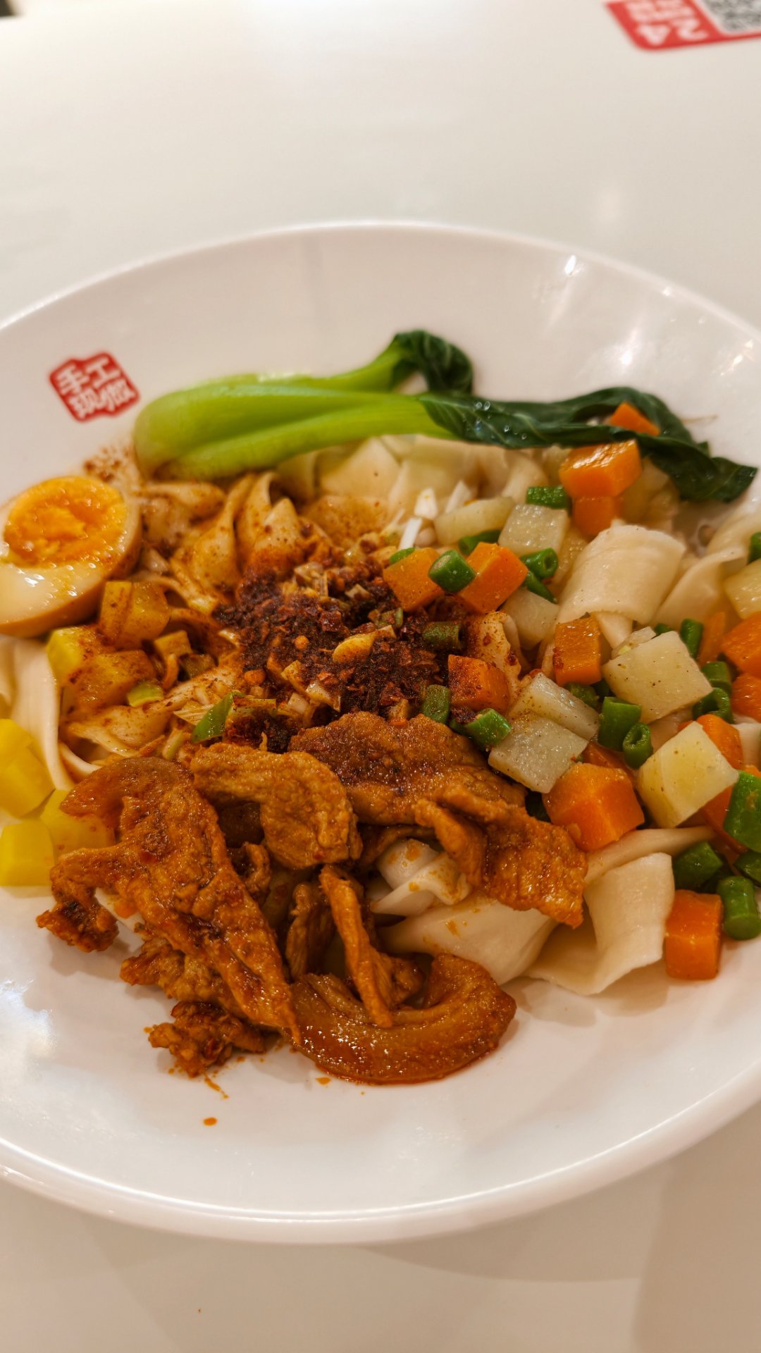 油泼面和兰州牛肉拉面应该是两个标准很统一的面食，无论在哪家店，味道都好。 
