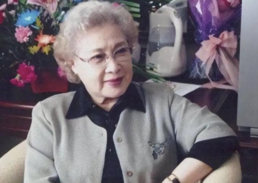 1983年，秦怡正忙着为丈夫金焰准备葬礼，突然看到一个青年，扑在遗体旁哭喊着：“