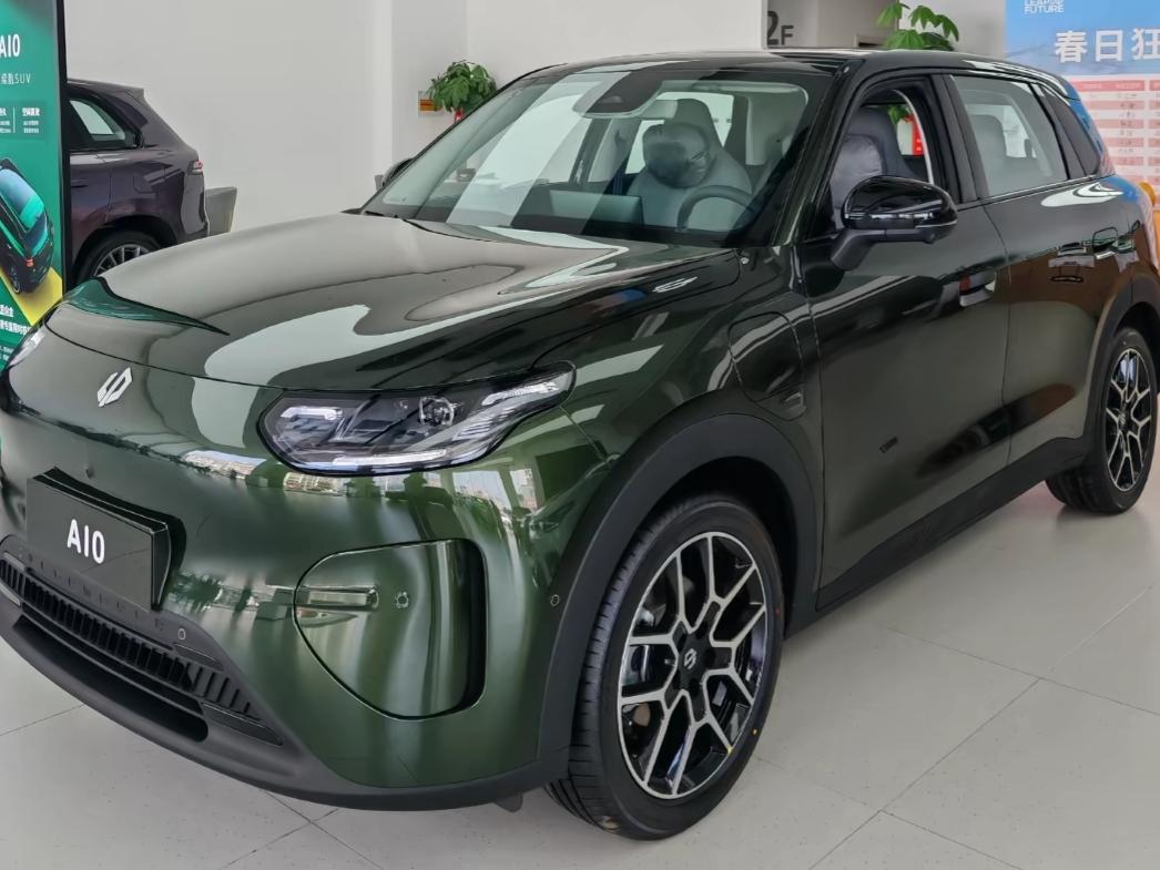 小型纯电车车又舔了一台竞争力很强的车型。零跑A10我觉得就是来搅局的，6万的多的