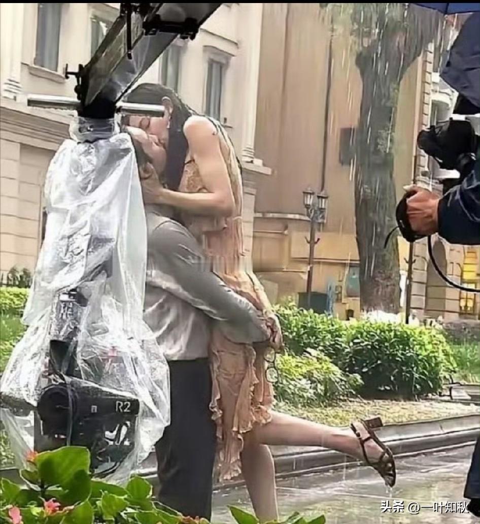 怪不得娱乐圈离婚率那么高了，
一般人谁能愿意让自己老公，老婆被别人抱着这样啃呢。
