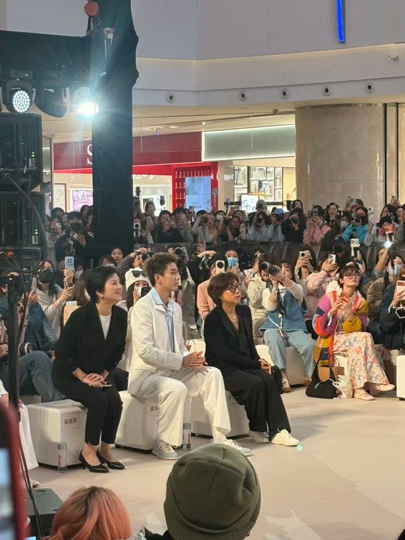 路人镜头下的王子奇路人镜头下的王子奇颜值超能打，今天正脸直接看了个爽，生图也毫无