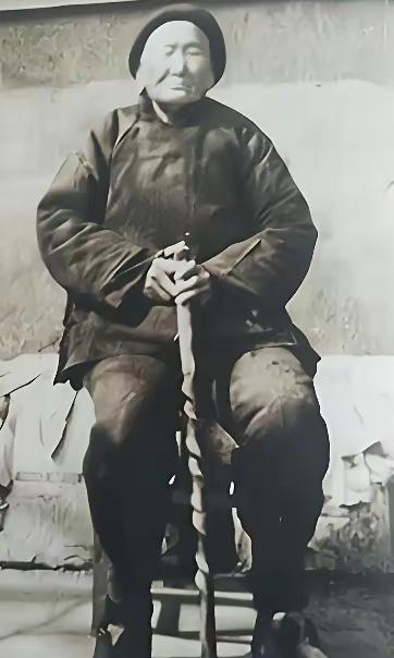 1941年，一位老妇人请当了汉奸的亲侄儿吃饭，间隙，突然小声说道：“侄儿，给我弄