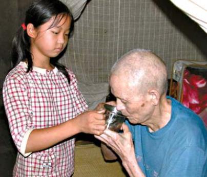1993年，新婚夜，瘫痪新娘被丈夫抱上炕，谁知，到了半夜，她猛地惊醒，原来是听到