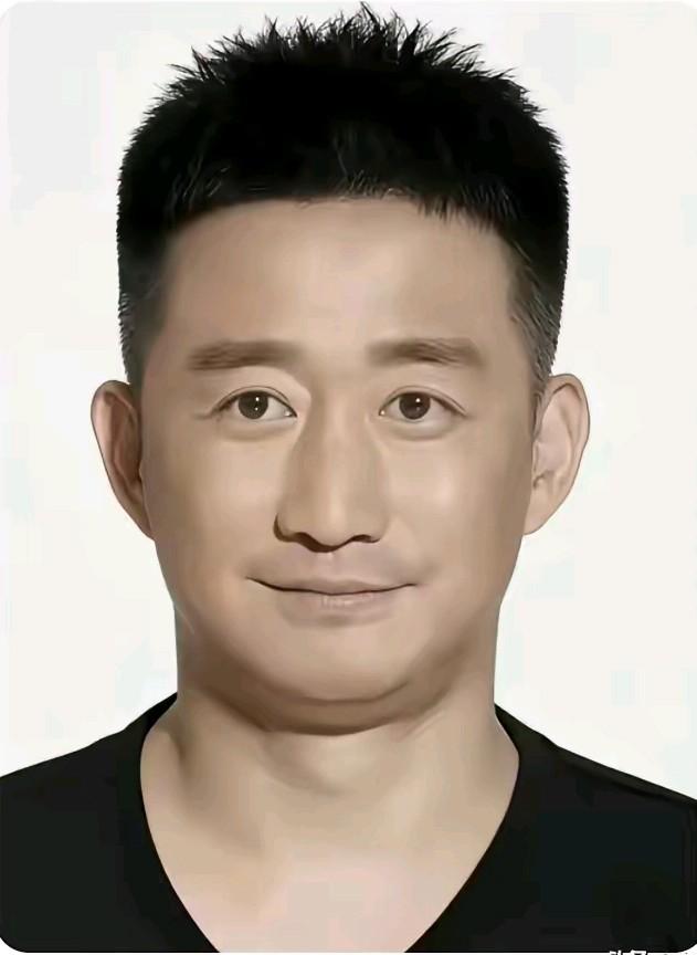 他到底是谁？你第一眼看到他你认为他是谁？是吴京，还是黄磊？好像都是，又好像都不是