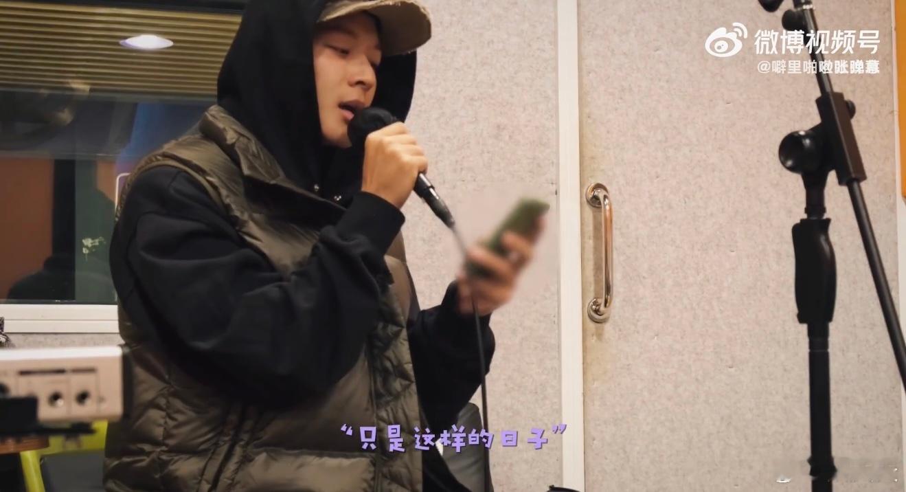 小卷毛主唱认真备战！反复彩排试遍各版本，连换装间隙都在哼唱。紧张到跺脚狂喝水，却