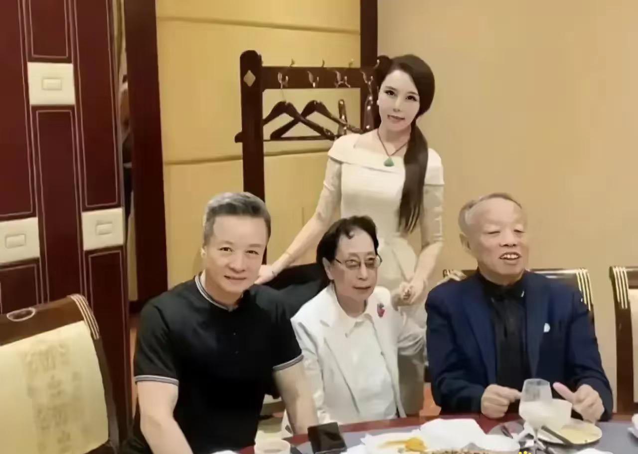 这是李肇星夫妇与亲家阎维文聚餐时的留影，站在三人身后的是阎维文的女儿阎晶晶，她在