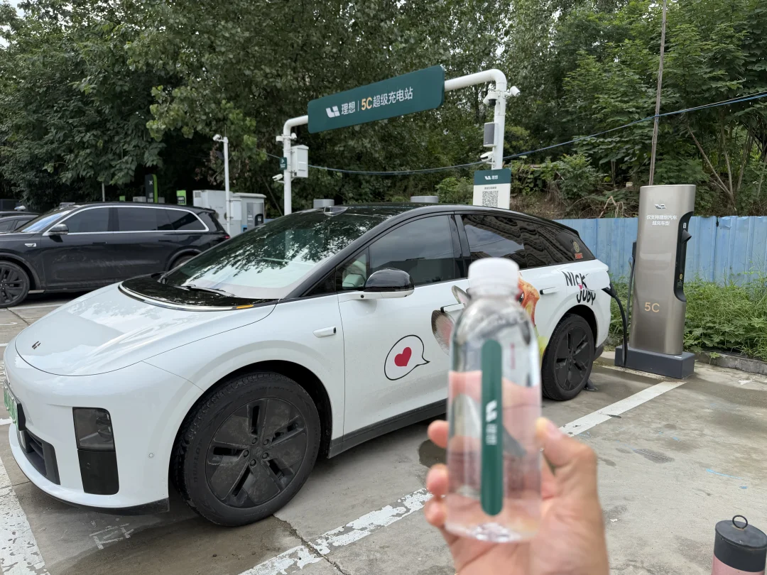 给i6充电间隙，实际看看i8，有下订的吗？