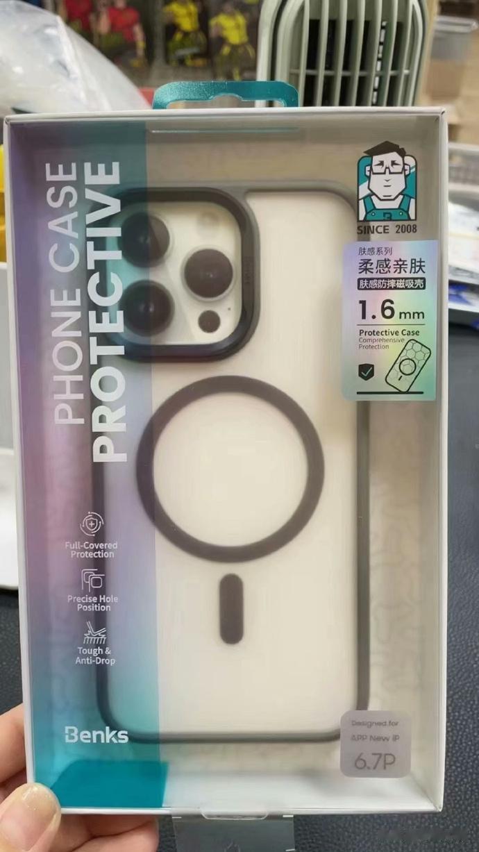 Benks新款手机壳，可以清楚的看到新款iPhone侧面的静音按钮，这个设计比拨