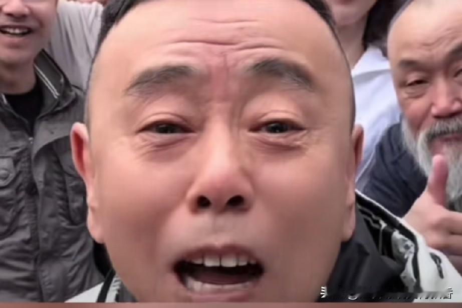 据《大河报》报导，抗日神剧《举起手来》续集正在紧锣密鼓的拍摄当中，预计国庆节有望