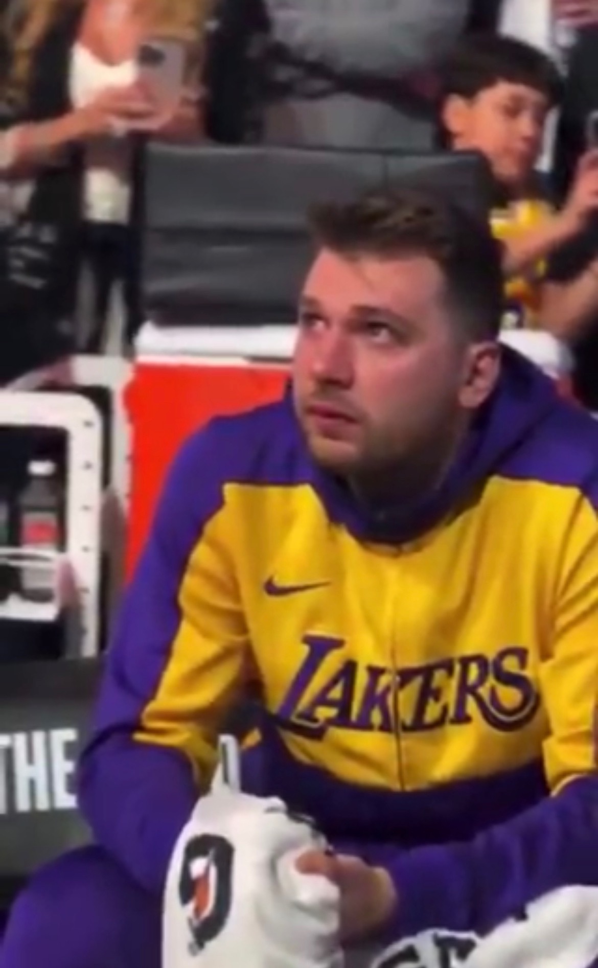 湖人伤病报告显示，明日对战雷霆的比赛卢卡依旧缺席，艾顿出战成疑。雷霆vs湖人