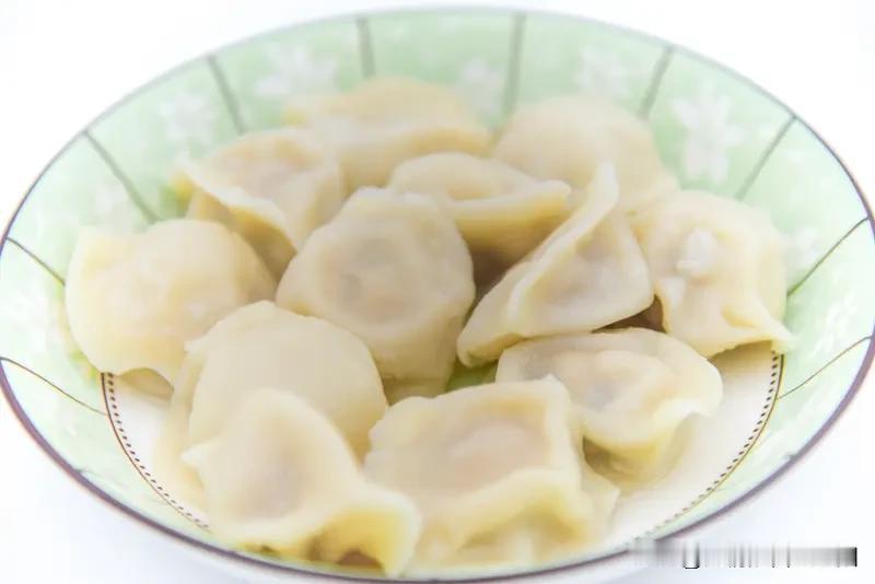 饺子裹着硬币，
藏着儿时最纯的年味。
一声“咯噔”响，
带来一整年福气与欢喜。