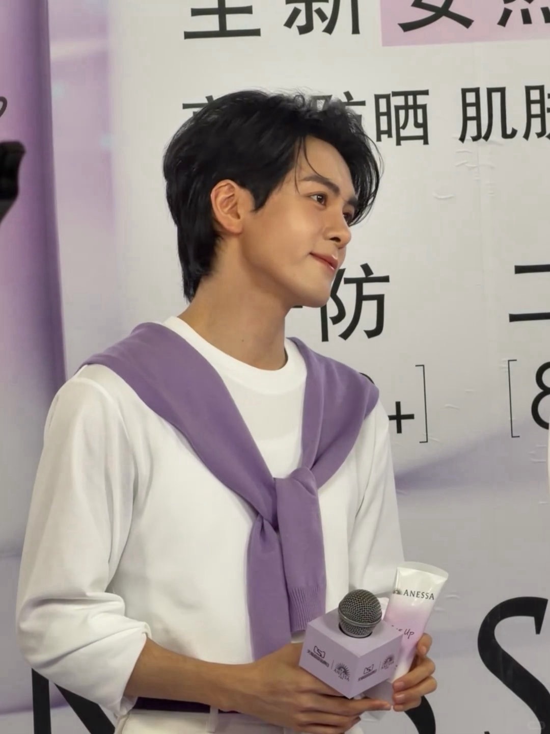 曾舜晞复刻小猫摇头表情包杭州偶遇超萌曾舜晞，完美复刻小猫摇头，歪头弧度与灵动眼神