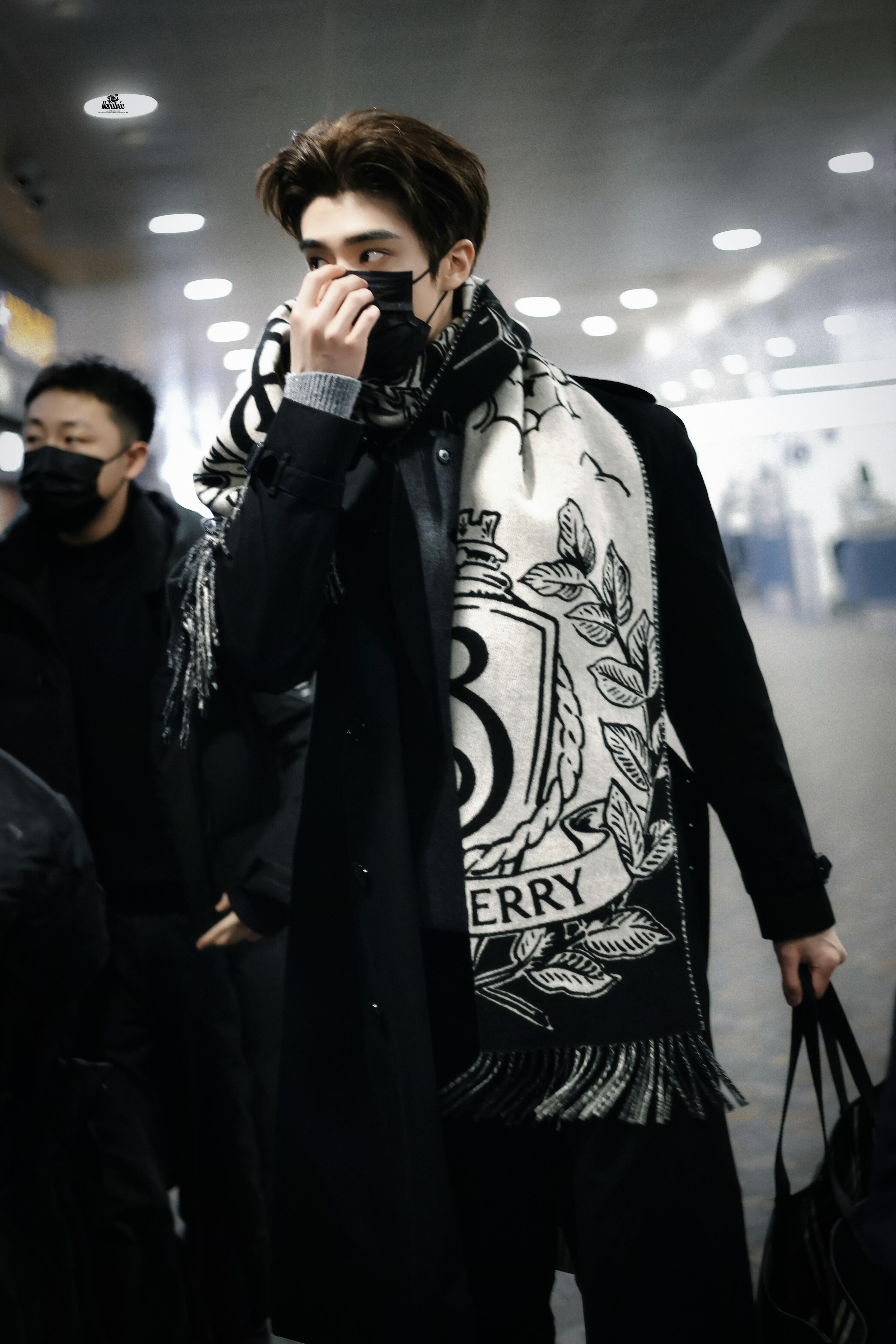 时装周伦敦时装周模登日记 张康乐机场look，一身Burberry经典黑色长款大