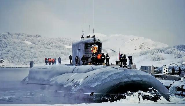 有人出了个极其大胆的奇招：要是咱们一口气砸出10艘崭新的055万吨大驱，开到莫斯