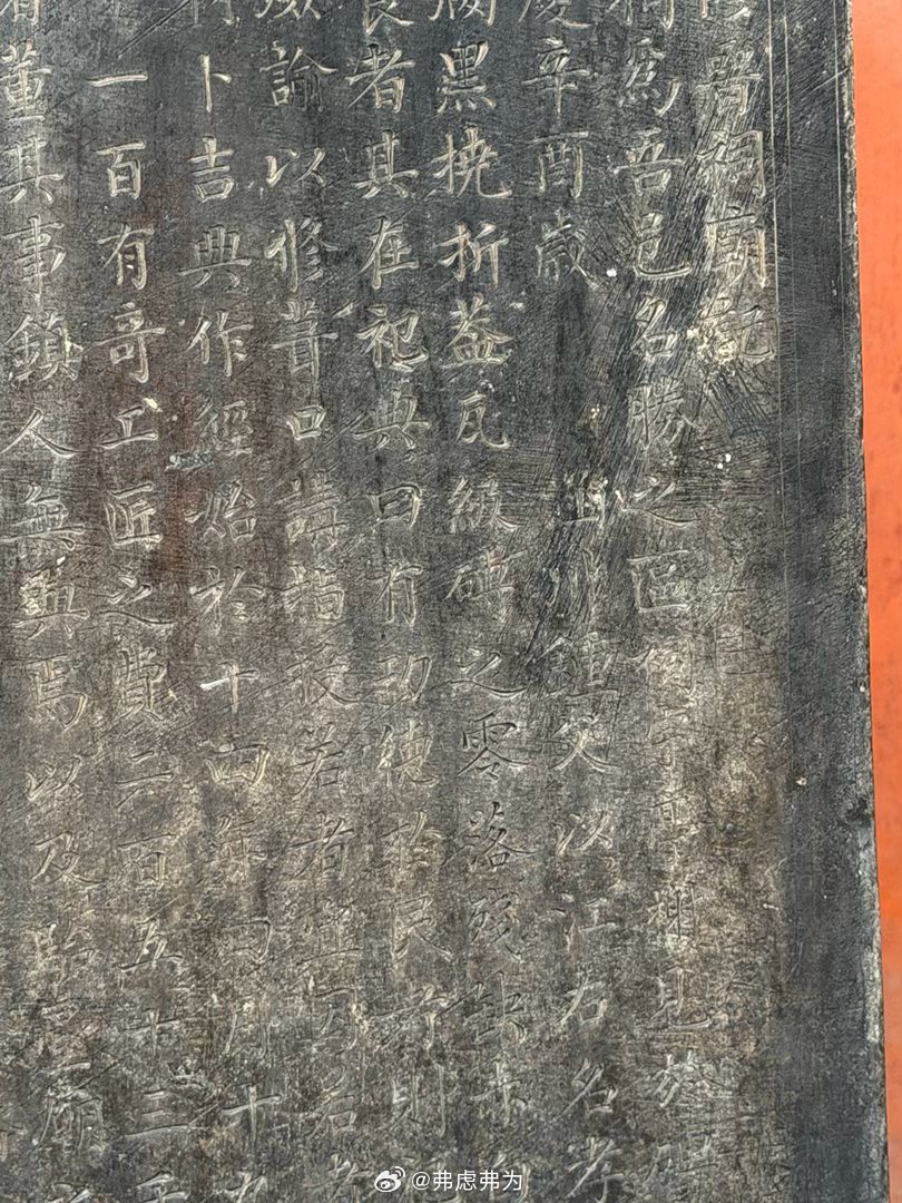 晋祠的碑，现在都用围栏格挡起来了，但是之前被摸的太多，很多字迹已经摸没了，看不见