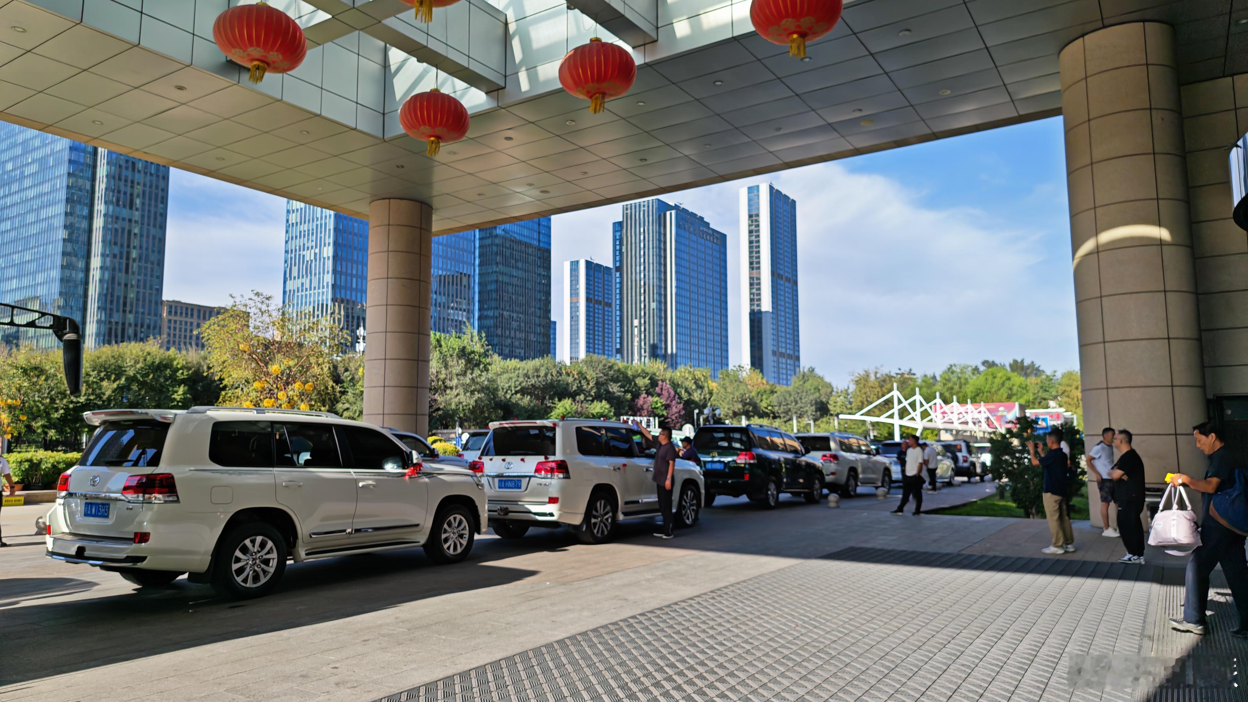 下楼集合遇到两队迎亲的，一队是清一色陆巡，一队是清一色A6，好事成双，也算沾了沾