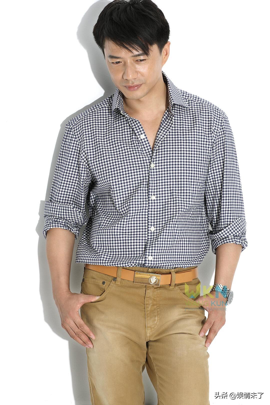 《爱有来生》时期的段奕宏还不是硬汉形象，看起来好青涩