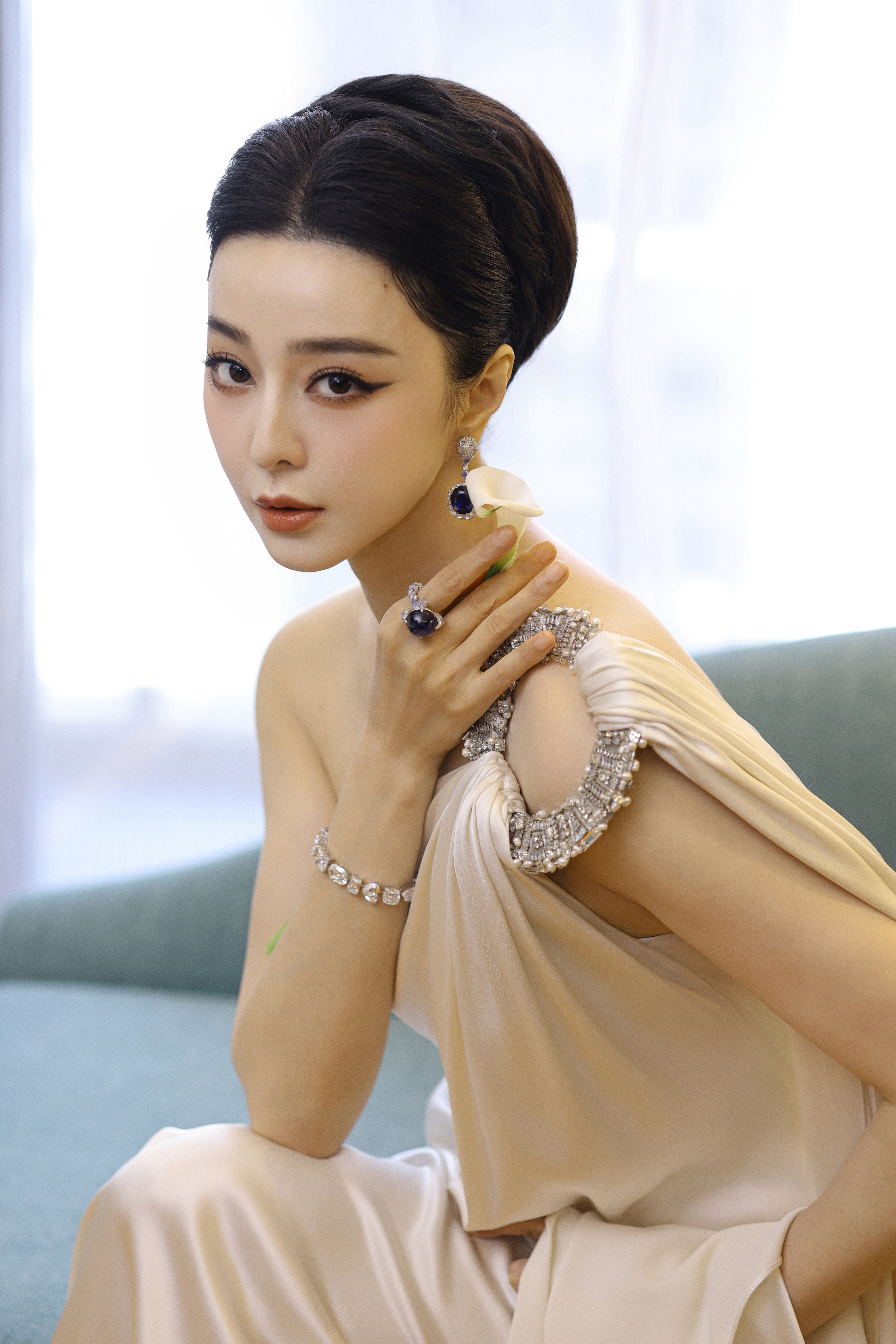 一袭素白，手持粉莲，与共赴曼谷之约。 