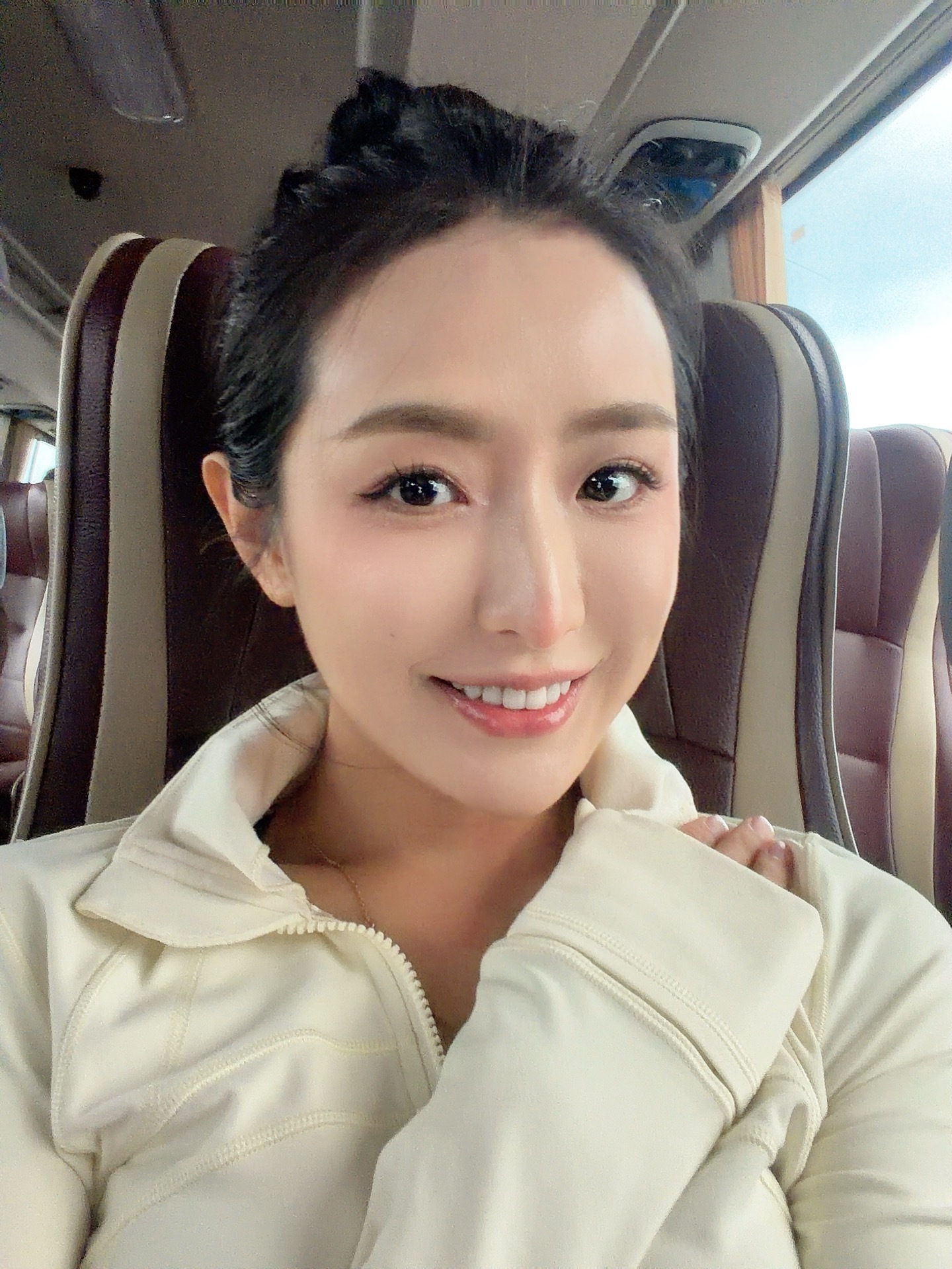 去活动现场的大巴上 这个空调开的劲儿太足了 冷的瑟瑟发抖我的日常plog