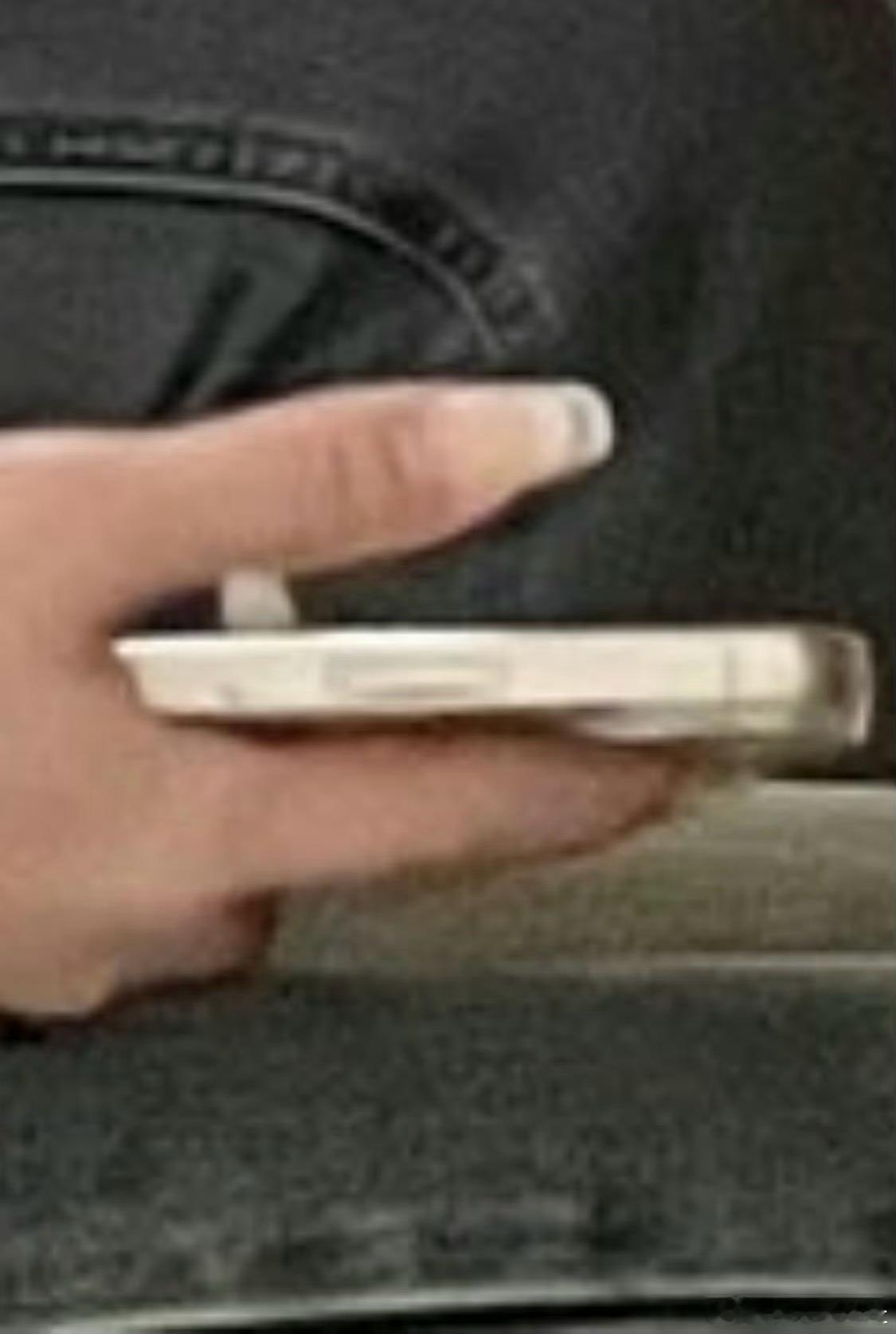嘴上说不要，身体都是诚实的，私底下都在偷偷玩iPhone！iPhone17销量冲
