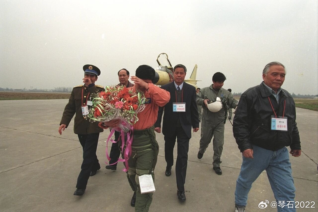 时代的眼泪J10之前我们是屈辱不甘的泪水猛龙首飞后是欣慰、自豪的泪水中国空中力量